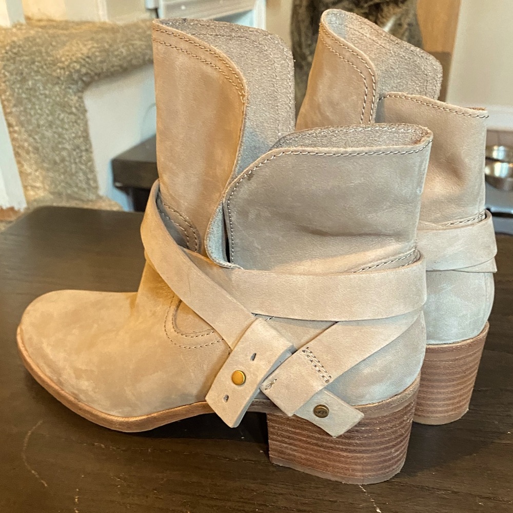 UGG Leather Elora Tan Boots